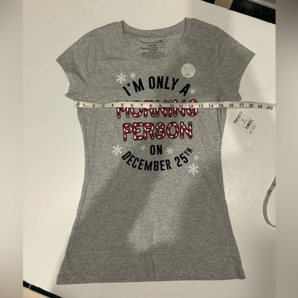 WOUND UP CHRISTMAS WOMENS SHORT SLEEVE GRAPHIC T SHIRT SIZE 7-9 GRAY